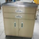 Mesa instrumentos sobre acero inoxidable